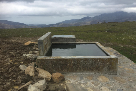 Otro abrevadero, al norte, al fondo del desfiladero, el mar.