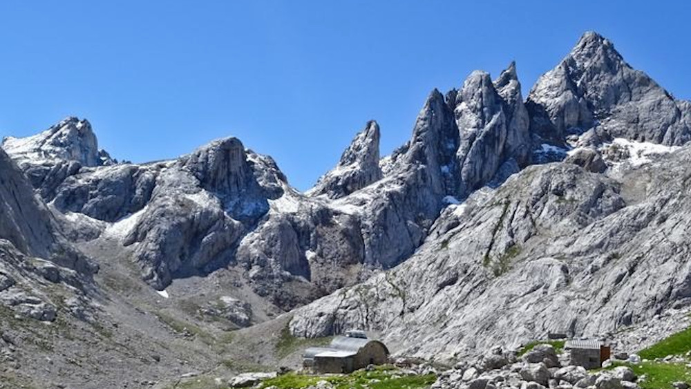 El Jou de los Cabrones, con los picos Dobresengos y  Cabrones detrás