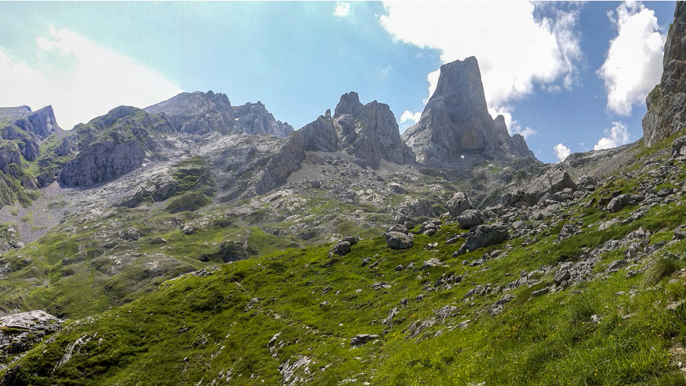 Parte final del ascenso de la Canal de Camburero, con el Urriellu al fondo.