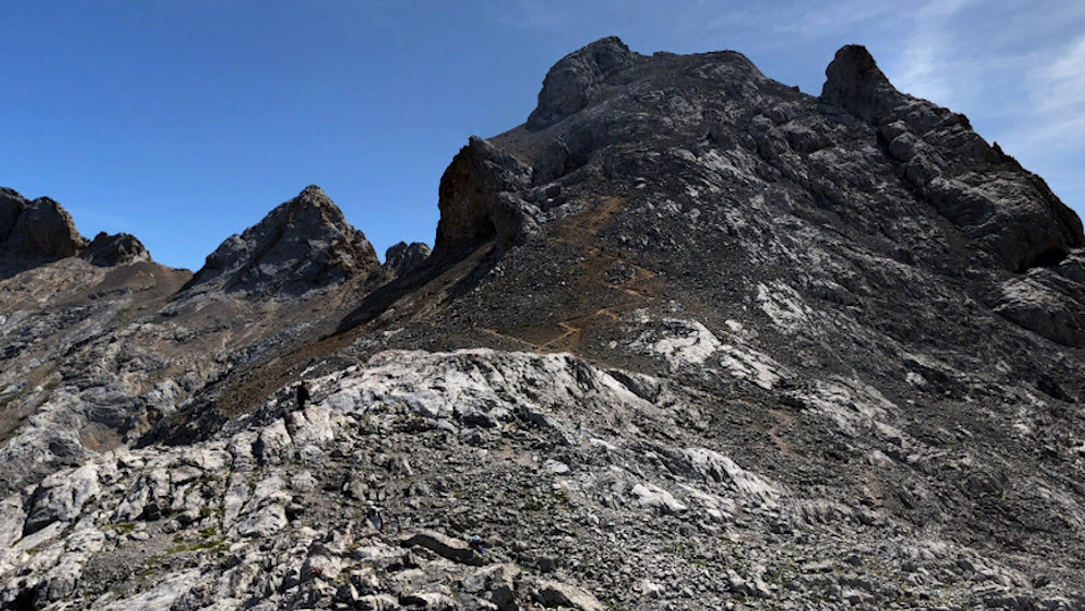 El paso de Horcados Rojos bajo el pico del mismo nombre a la izquierda  de la foto las laderas del Jou de los Boches, a la derecha el sendero que llega desde el Cable de Fuente De