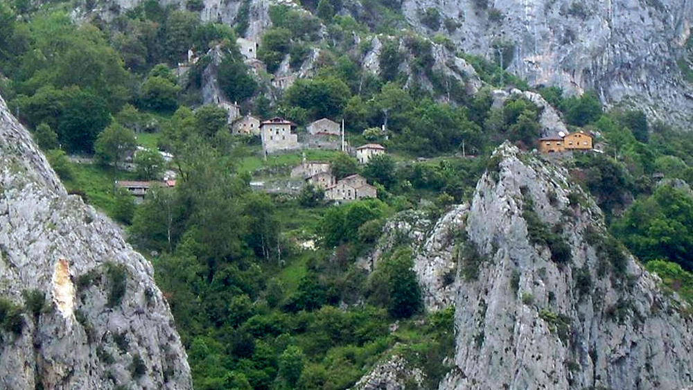 Vista de Camarmeña desde la canal del Texu.