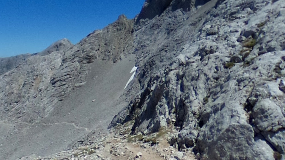 La Horcada Arenera, a la izquierda el sendero que viene de Urriellu atraviesa un canchal de piedra suelta.