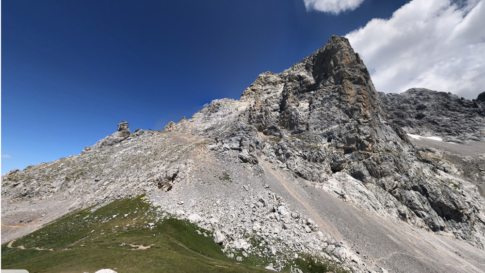 Tiro Casares y los canchales debajo del Pico Madejuno a la derecha de la foto.